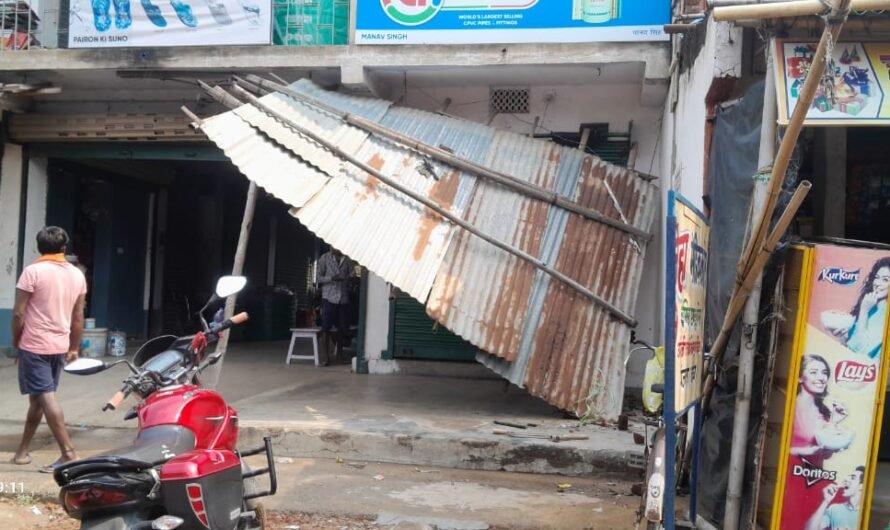 देर रात आए आंधी-तूफान ने मचाई तबाही, कई दुकानों के शेड उड़े, बिजली आपूर्ति बाधित