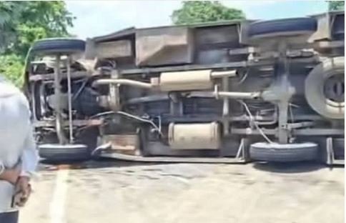 गूसराय में होमगार्ड से भरी बस पलटी, 20 से अधिक जवान घायल, महिला की मौत
