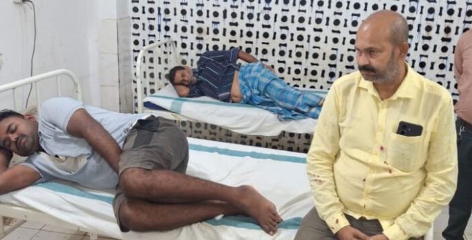 मुखिया व पुत्र पर जानलेवा हमला, दो हमलावर हथियार के साथ धराए