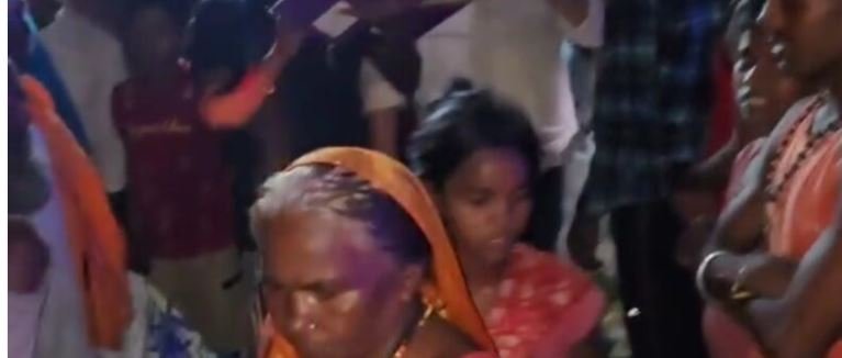 बाढ़ पीड़ितों की मदद को आगे आए लोजपा (रा०) के विजय यादव, 450 लोगों में बांटी गई राहत सामग्री