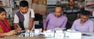 अस्पताल गेट पर दवा दुकान पर छापेमारी, संदिग्ध दवाएं जब्त