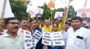 पटना में बवाल: कांग्रेस नेताओं के बयान पर भड़के भाजपाई, सदाकत आश्रम में तोड़फोड़ व भिड़ंत
