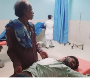 एनएच-327ई पर बालू का ढेर बना हादसे की वजह, बाइक सवार मां-बेटा गंभीर रूप से घायल