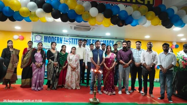मॉडर्न ग्रुप ऑफ़ इंस्टिट्यूशन में विश्व फार्मासिस्ट दिवस पर सांस्कृतिक कार्यक्रम और सम्मान समारोह.