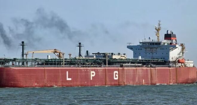युद्ध प्रभावित Strait of Hormuz से भारत के लिए एलपीजी (LPG) लेकर आने वाले दो और टैंकरों के गुजरने की खबर सामने आई है।