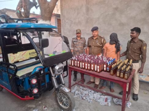 पंजवारा चेकपोस्ट पर पुलिस की कार्रवाई, 156 बोतल विदेशी शराब के साथ टोटो जब्त।