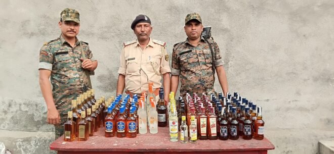 पंजवारा चेकपोस्ट पर बड़ी कार्रवाई: ई-रिक्शा से 135 बोतल विदेशी शराब बरामद, तस्कर फरार।